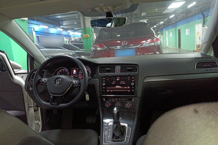 Used Volkswagen Golf 2019 1.8TSI Travel Edition Center Console