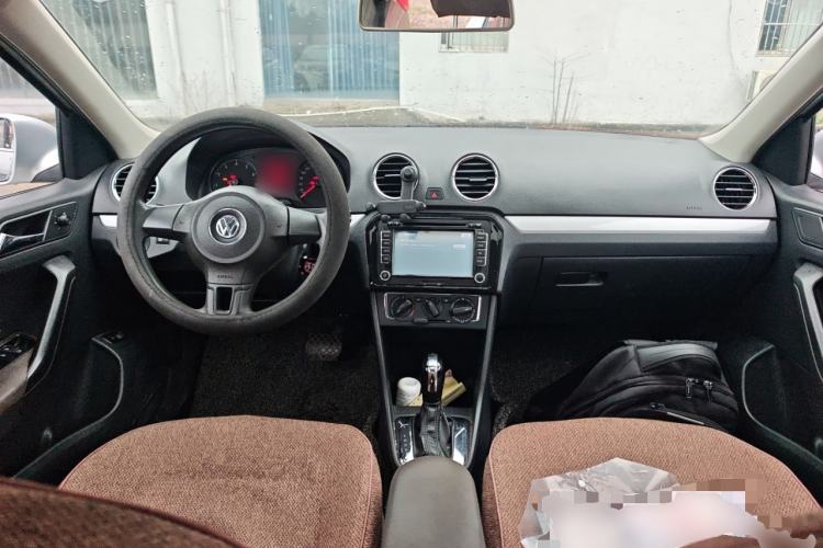 Used Volkswagen Jetta 2015 Value Edition 1.6L Automatic Comfort Version Center Console