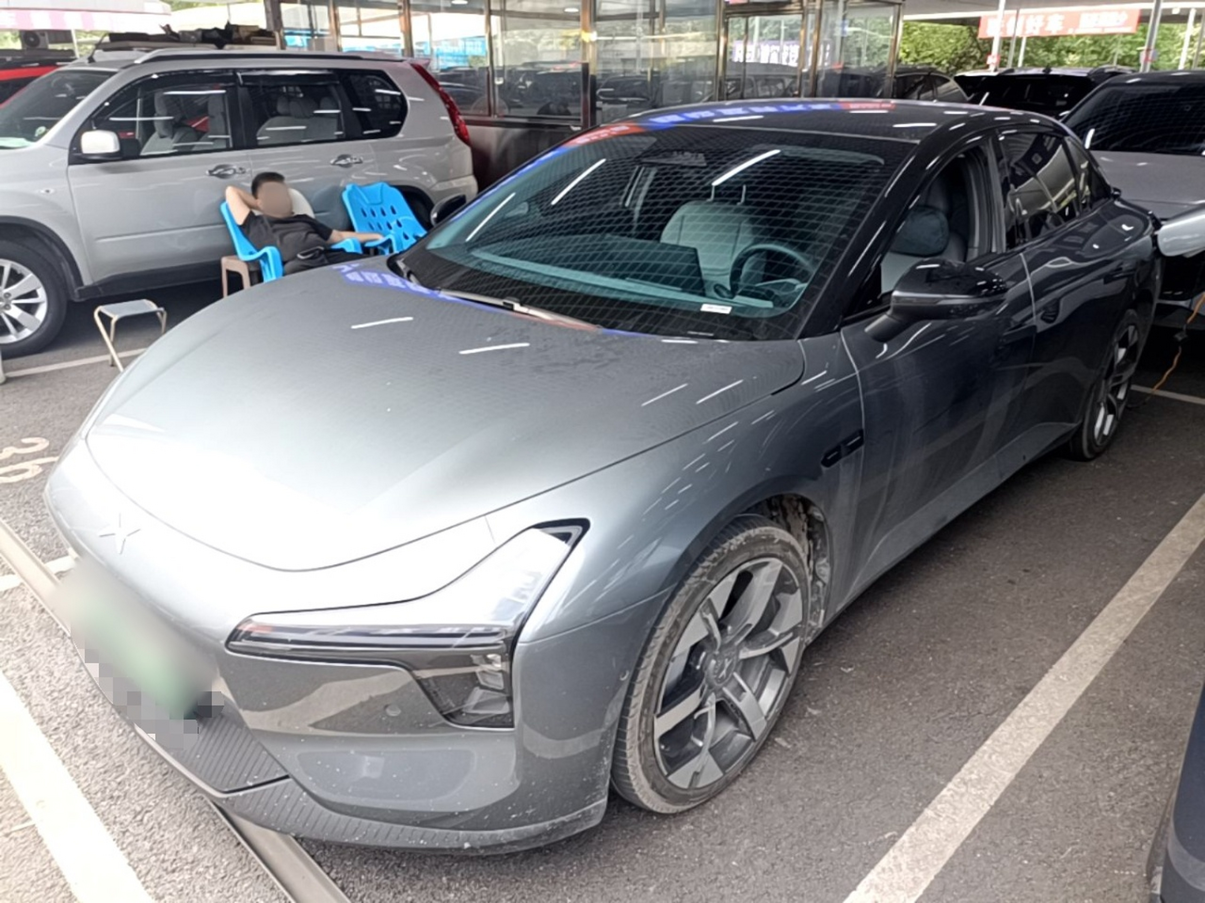 Под передней частью автомобиля