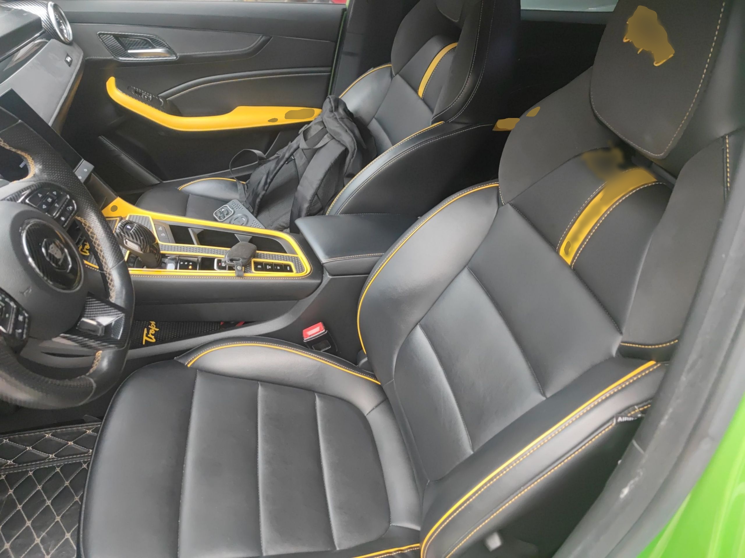 المقاعد الأمامية داخل السيارة