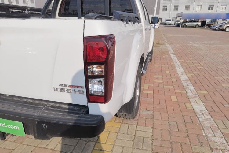 Used Isuzu D-MAX 2020 2.5T Two-Wheel Drive Automatic Flagship Edition China VI Standard Extended Version JE4D25Q6A