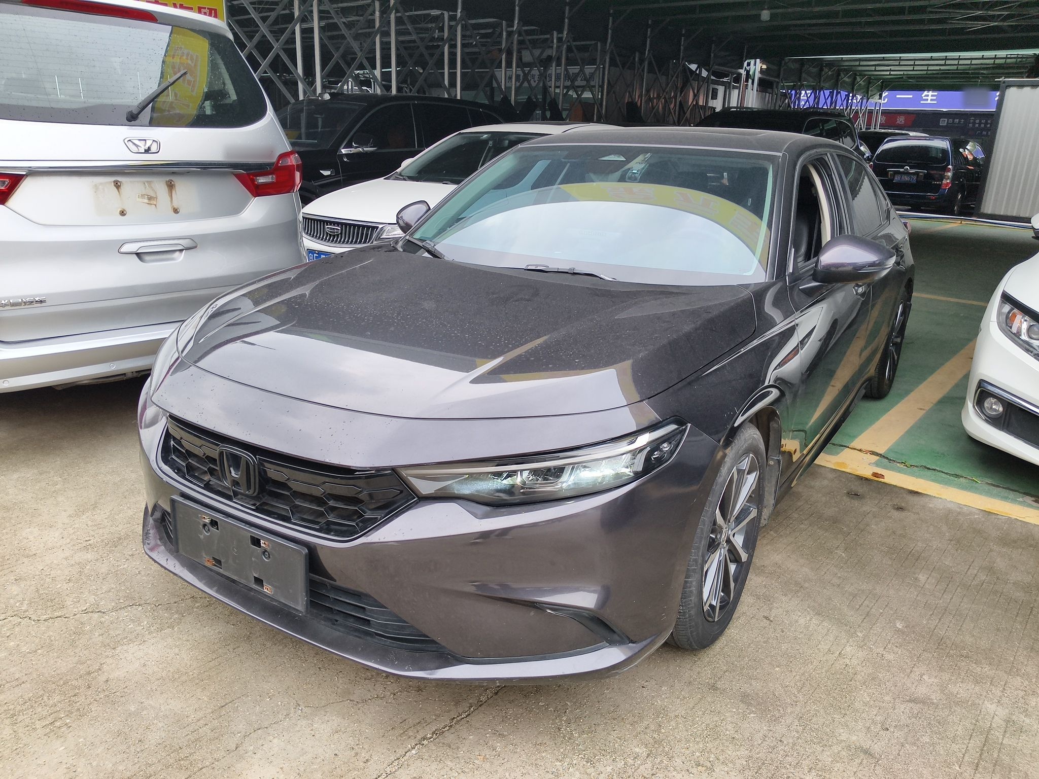 تحت مقدمة السيارة