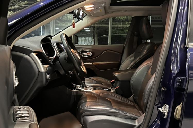 Used Jeep Cherokee 2016 2.4L Leading Edition
