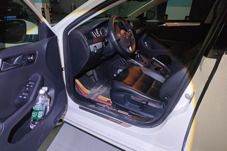 Used Volkswagen Sagitar 2014 Revised Version 1.4TSI Automatic Luxury Edition Driver Seat