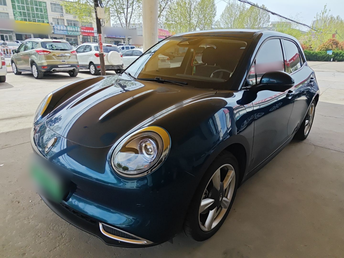 تحت مقدمة السيارة