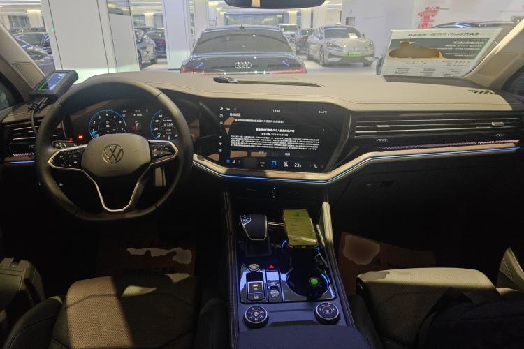 Used Volkswagen Touareg 2025 2.0 TSI Sharp Edition Center Console