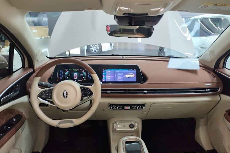 Used ORA Good Cat 2023 401 km Standard Range Luxury Version Lithium Iron Phosphate Center Console