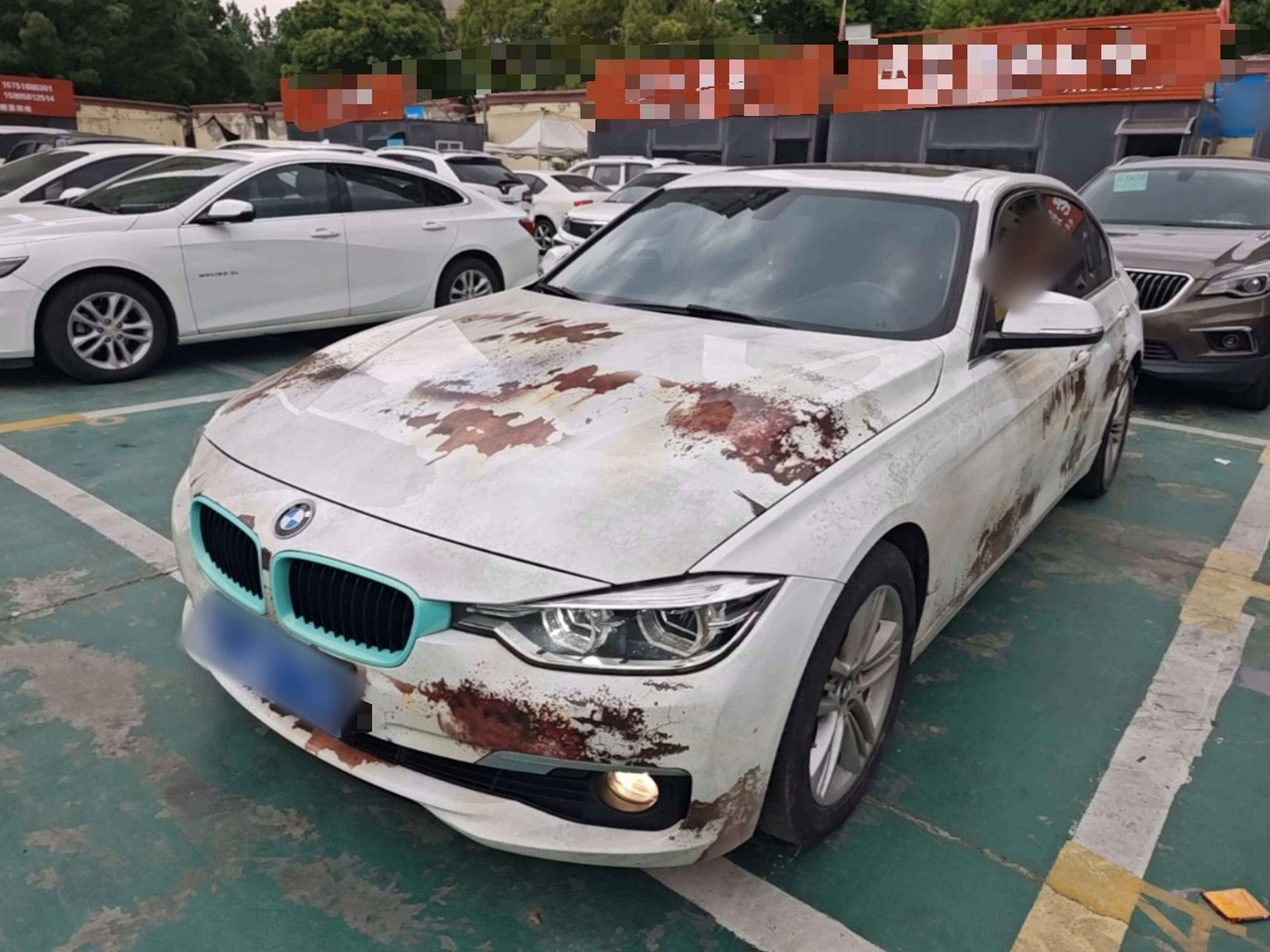 Под передней частью автомобиля