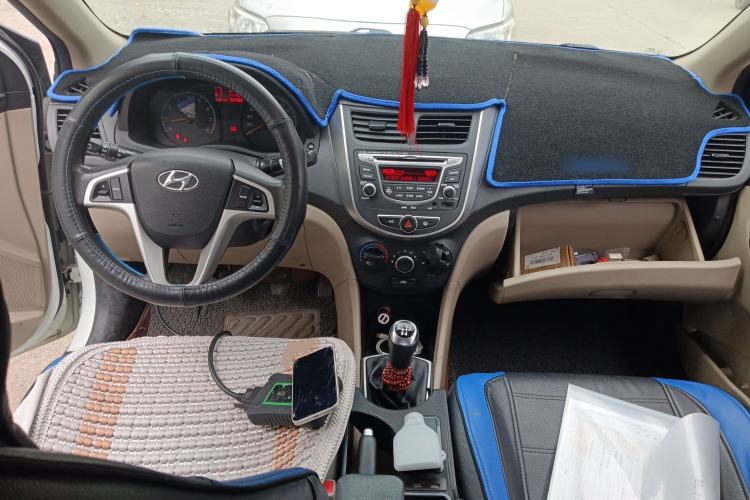 Used Hyundai Verna (older generation) 2014 1.4L Manual Smart GLS Trim Center Console