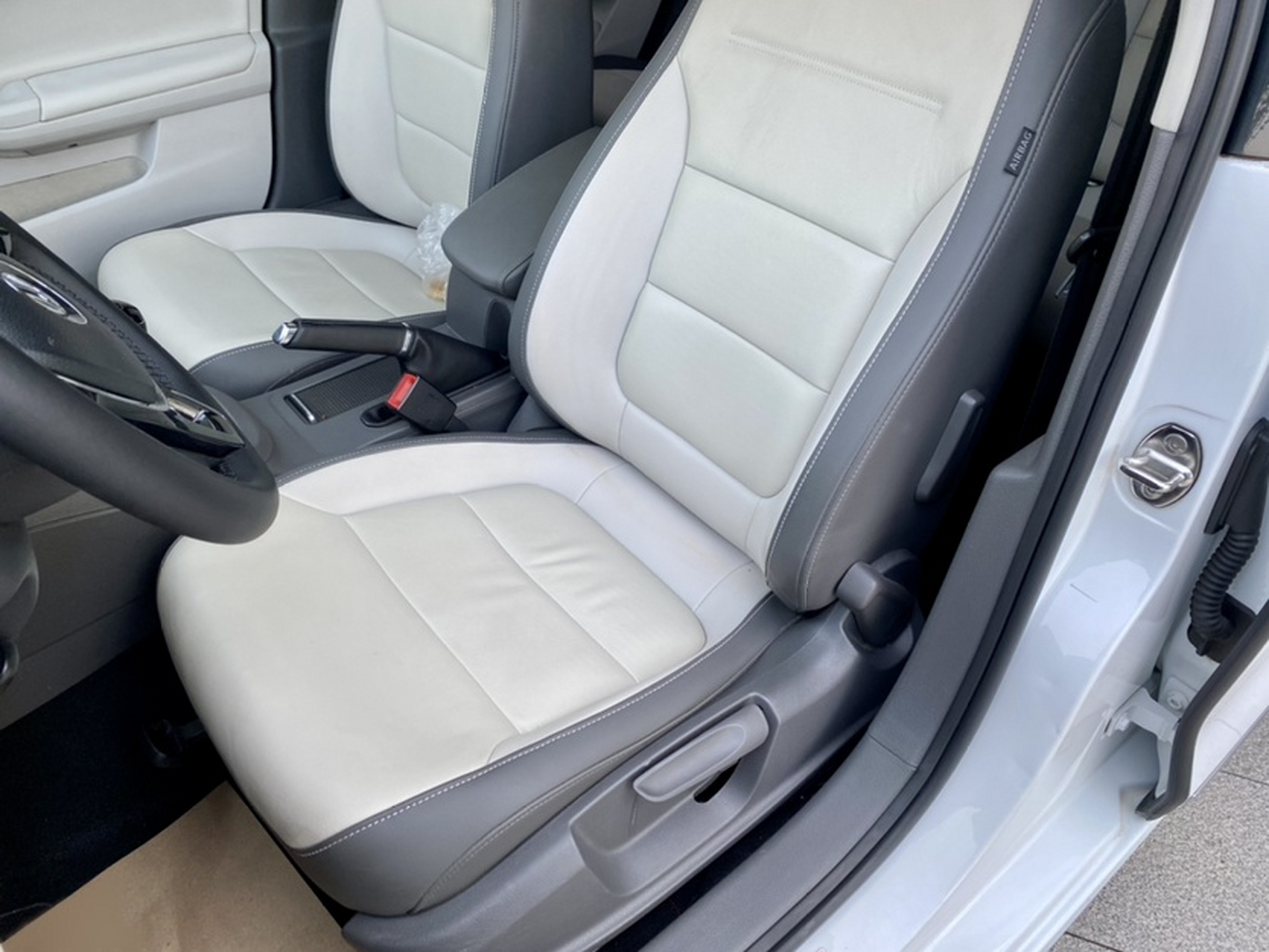 Переднее сиденье в автомобиле