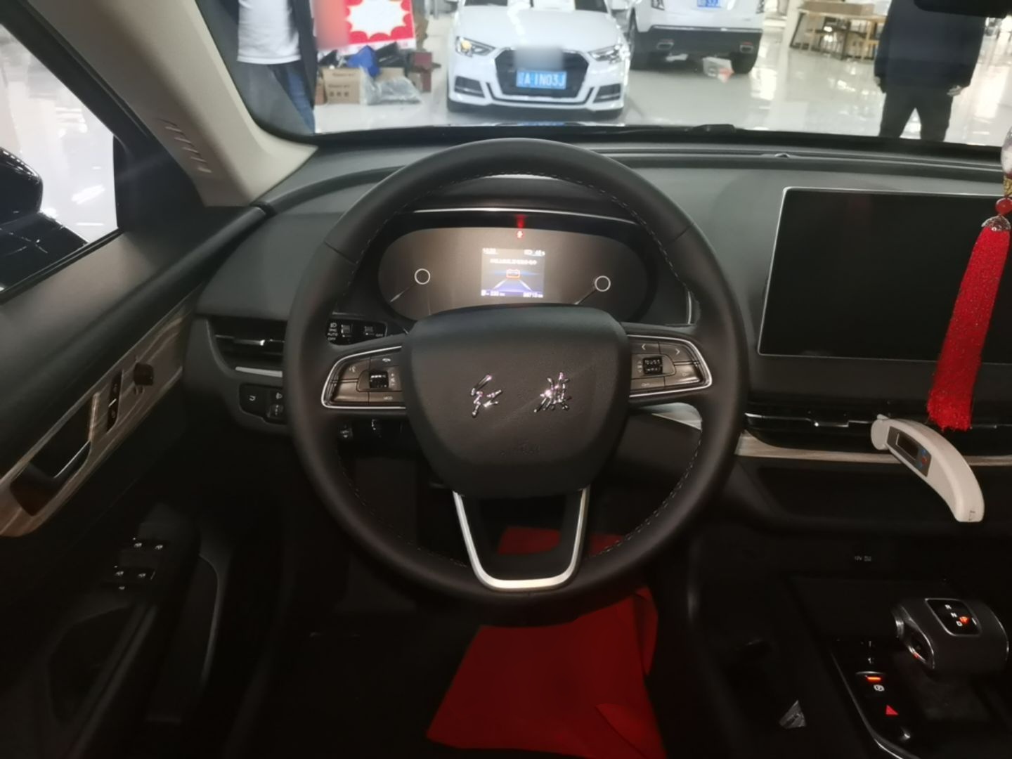 Hongqi E-QM5 2024 610 km PLUS — снимка 13