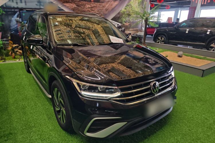 Used Volkswagen Tiguan L 2022 330TSI Automatic Two-Wheel Drive Smart Edition Front Right 45 Deg