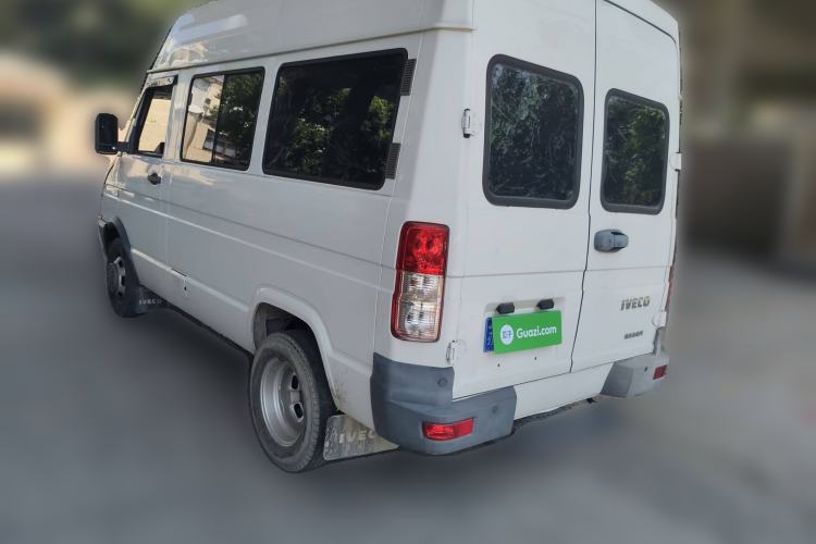 Used Iveco Daily 2021 2.5T A35 M1 Passenger Van 5-9 Seater Short Wheelbase Mid-Roof Design Dual Tires Manual Doors