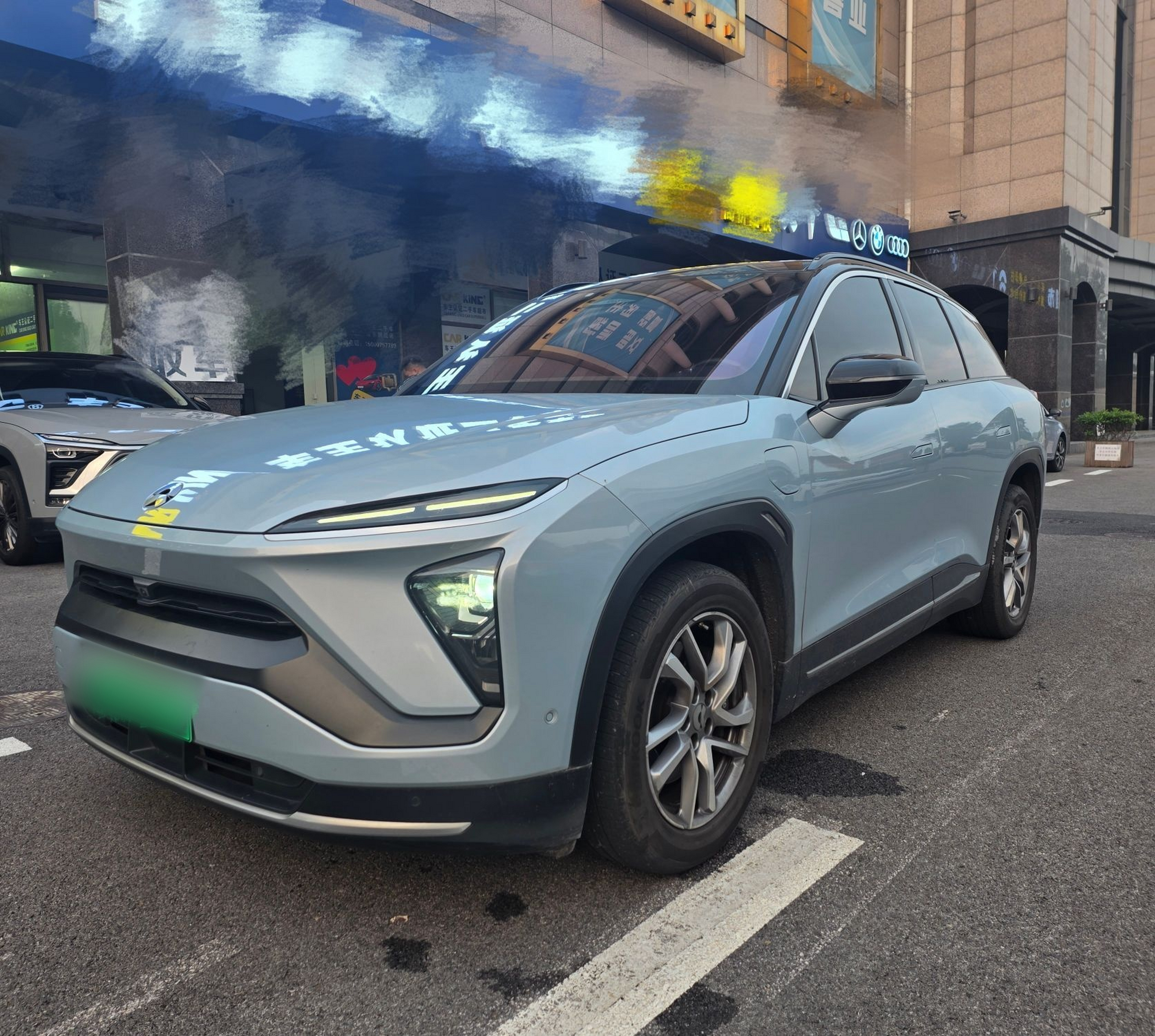 Под передней частью автомобиля
