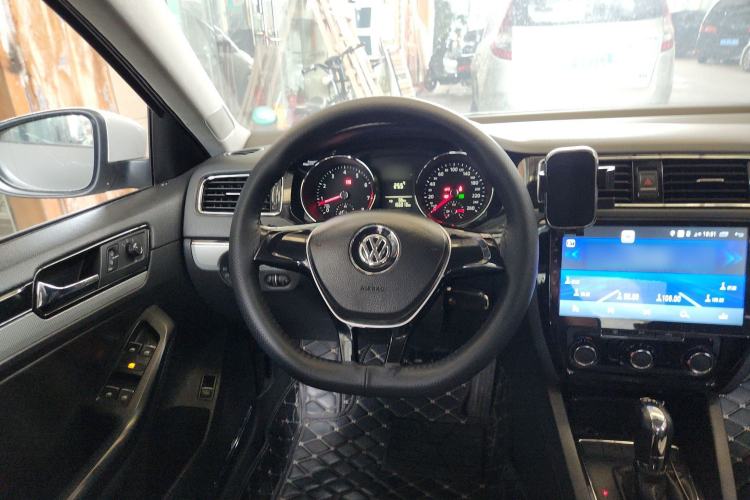 Used Volkswagen Sagitar 2015 230TSI Automatic Comfort Version Steering Wheel
