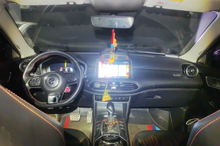 Used MG HS 2018 30T Automatic Two-Wheel Drive Trophy Edition—High-Octane V-Model Center Console