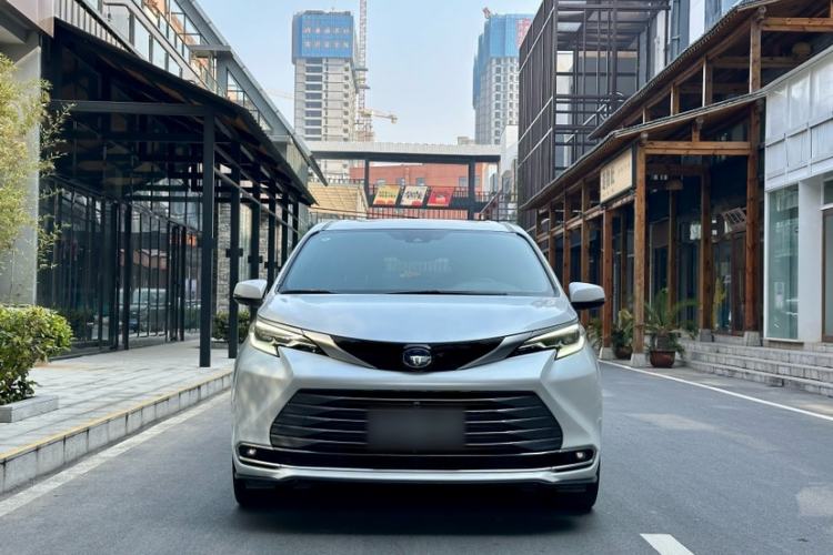 Used Toyota Sienna 2023 2.5L Hybrid Deluxe Edition