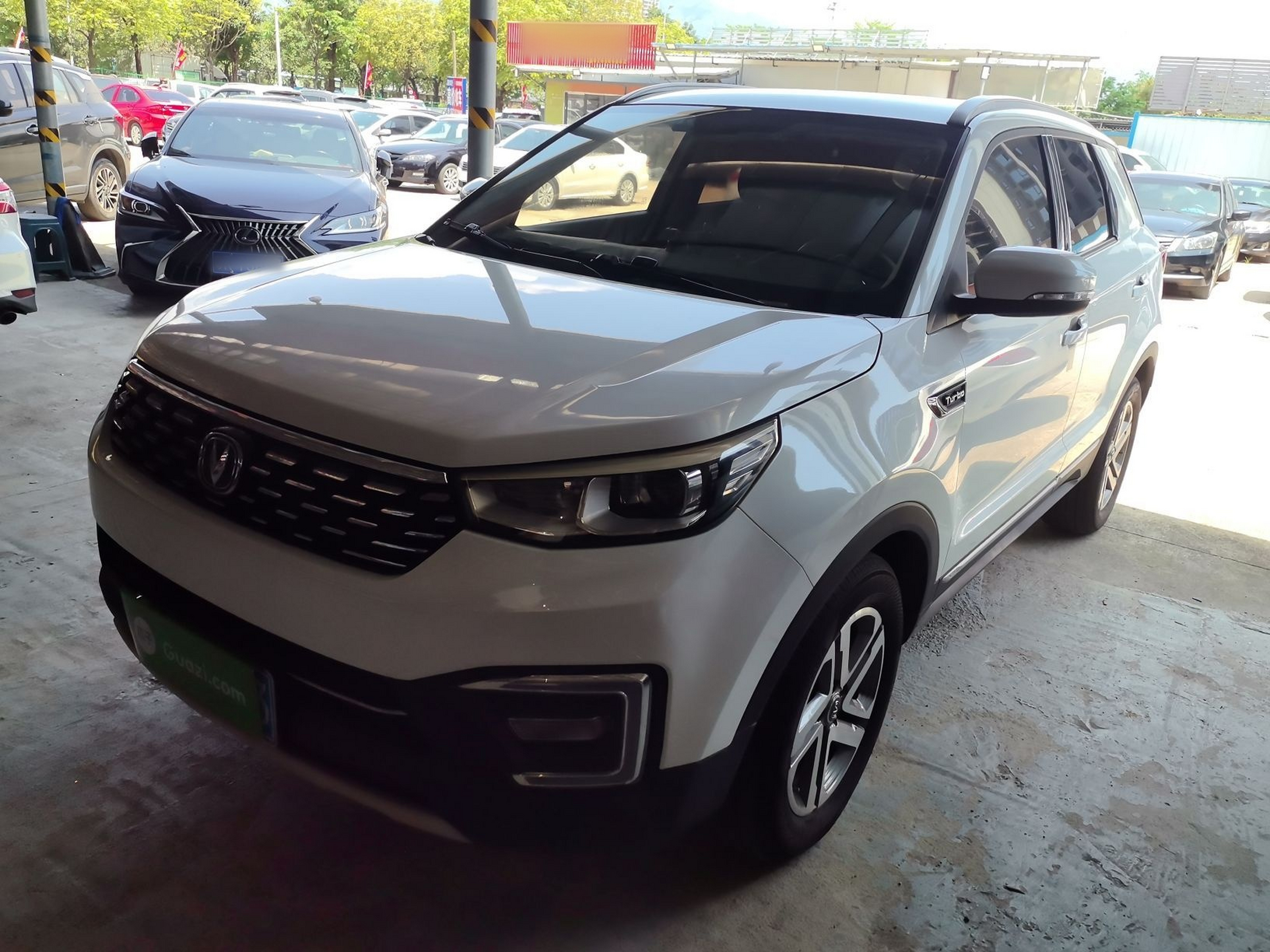 Под передней частью автомобиля