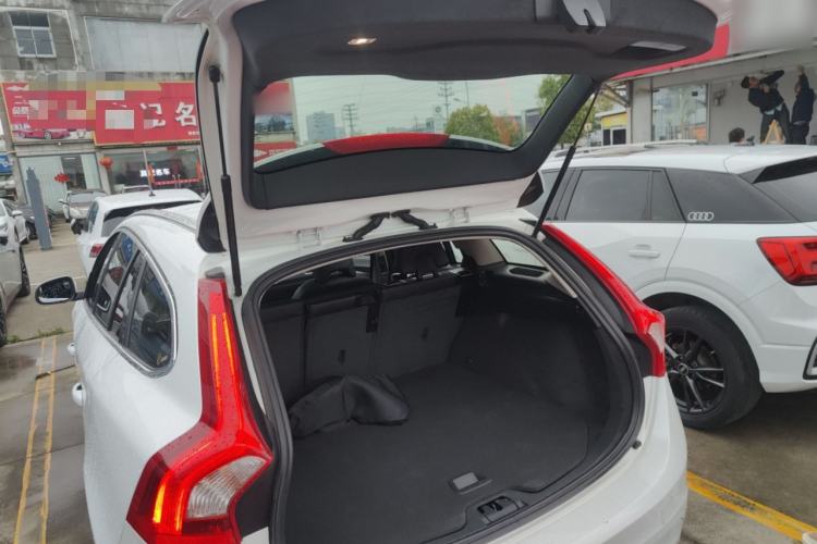 Used Volvo V60 2017 T5 Zhiyi Edition China V Standard Trunk