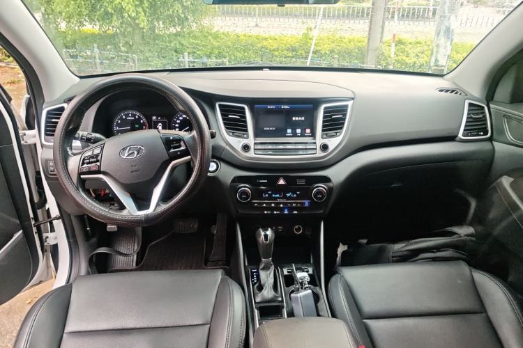 Used Hyundai Tucson 2015 1.6T Dual-Clutch Two-Wheel-Drive Smart Model Center Console