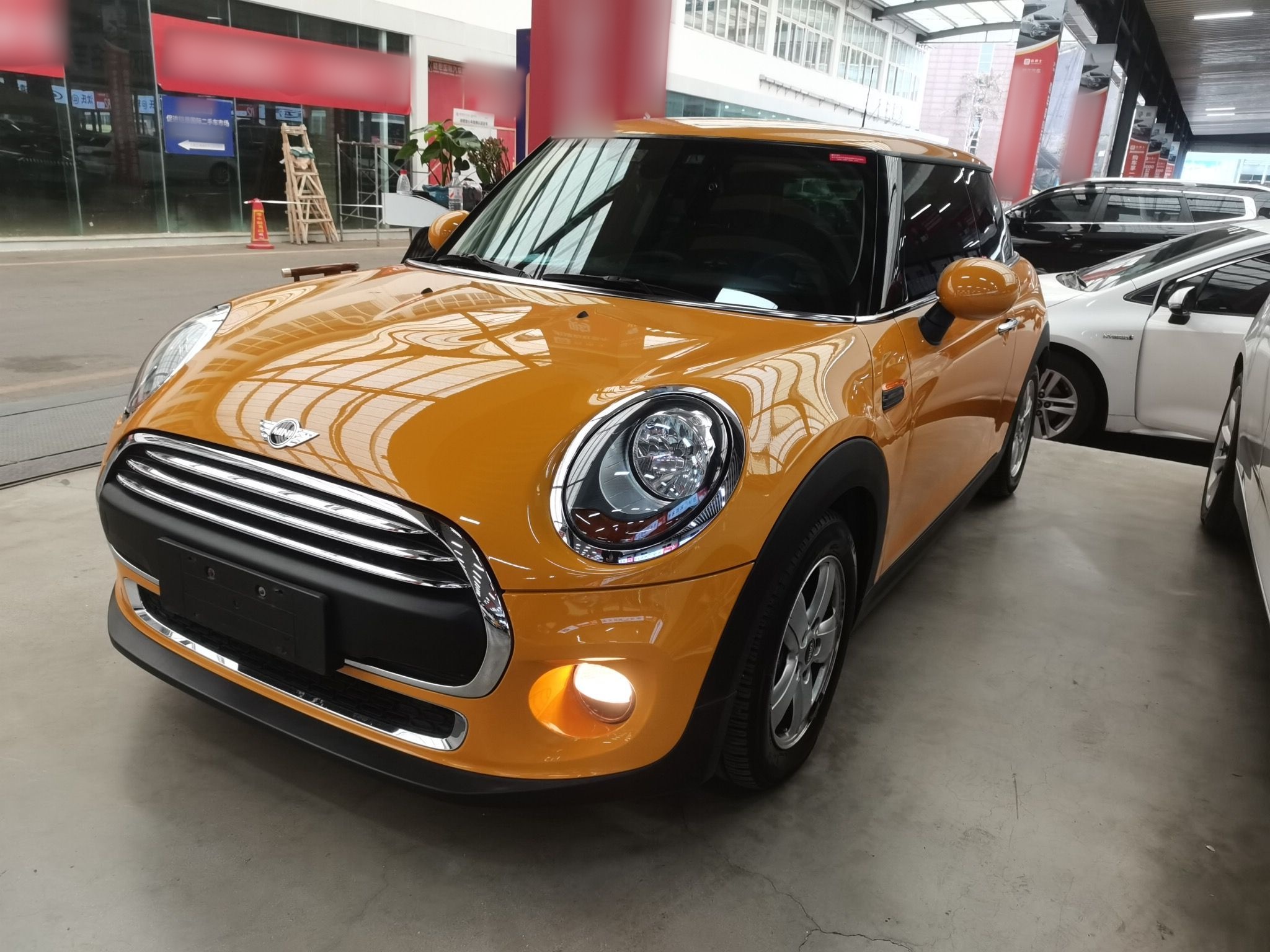 Под передней частью автомобиля