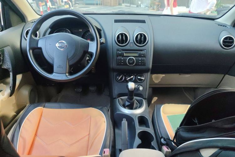 Used Nissan Qashqai 2011 1.6XE Wind 5MT 2WD Center Console