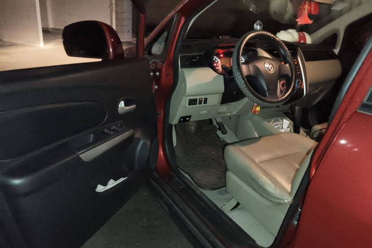 Used Venucia R50 2013 1.6L Automatic Luxury Edition
