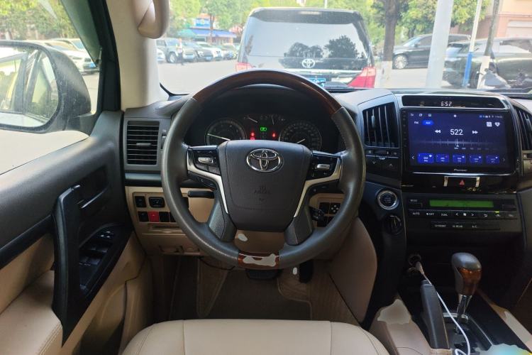 Used Toyota Land Cruiser 2015 4.0L V6 Middle East Low-Trim Version
