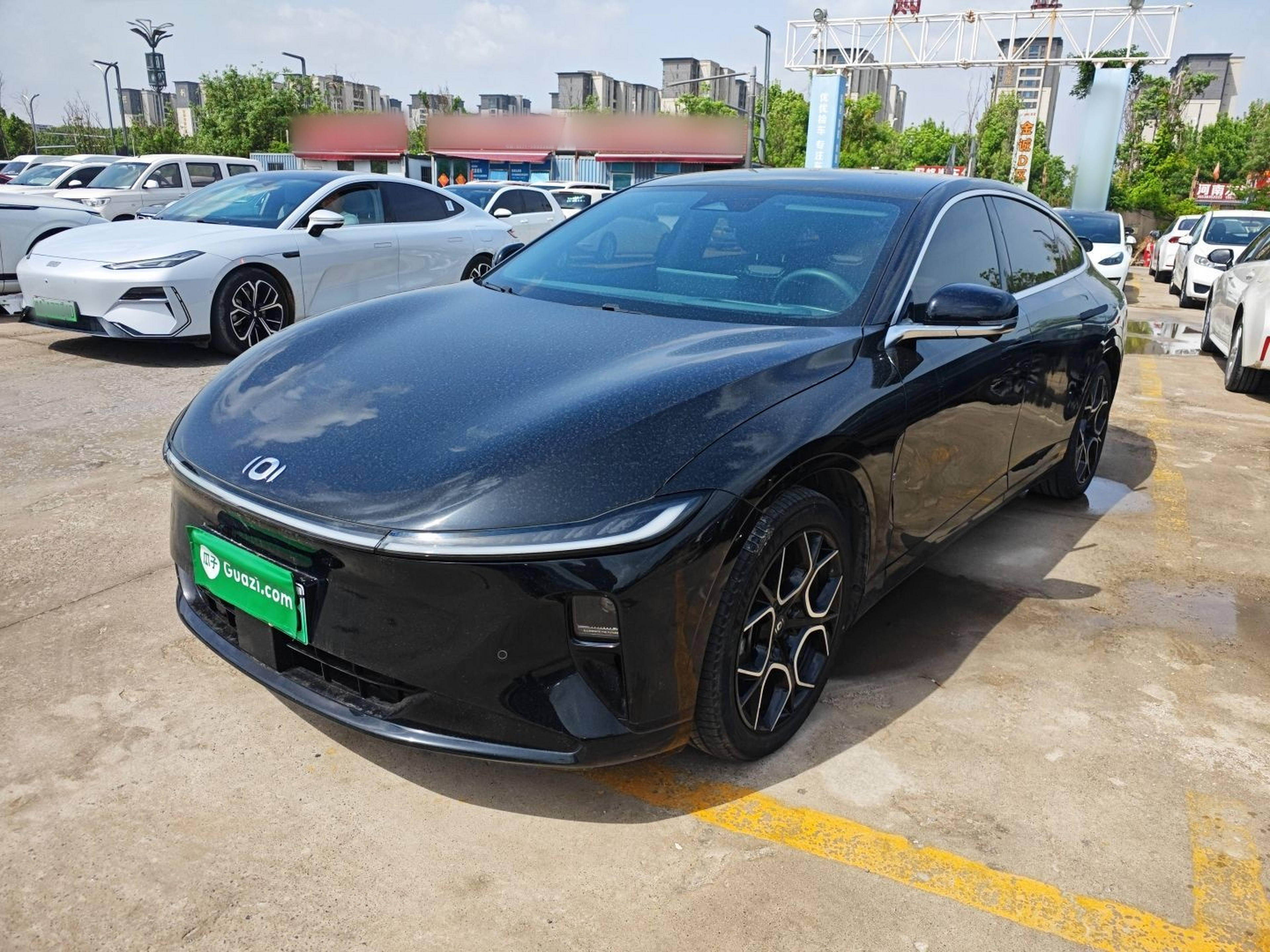 Под передней частью автомобиля