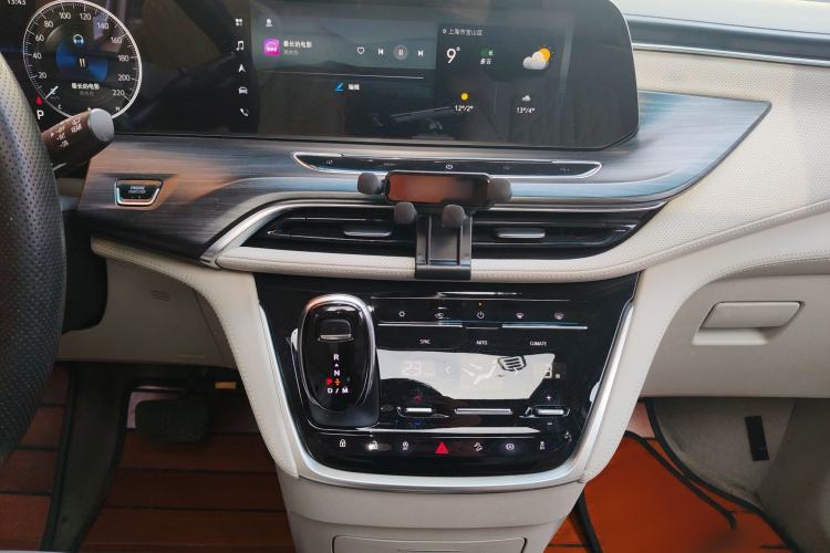 Used Buick GL8 2020 ES Land Cruiser 653T Comfort Edition Audio And AC Panel