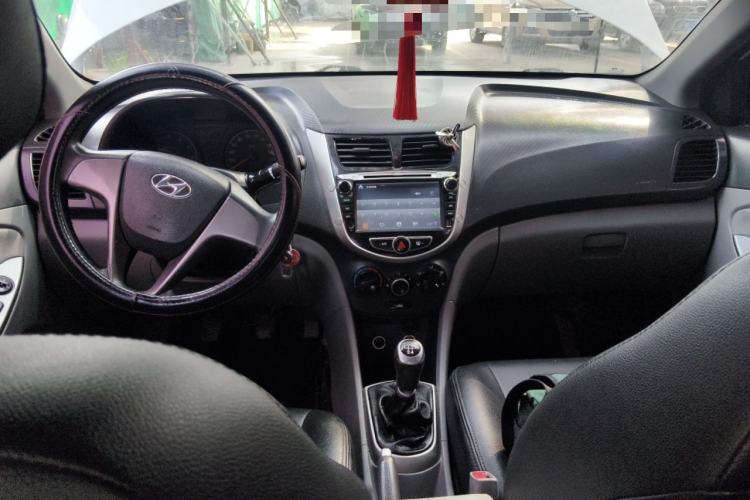 Used Hyundai Verna (older generation) 2014 1.4L Manual Smart GLS Trim Center Console