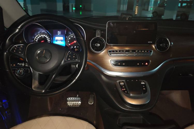 Used Mercedes-Benz V-Class 2020 V 260 L Long-wheelbase Luxury Edition Center Console