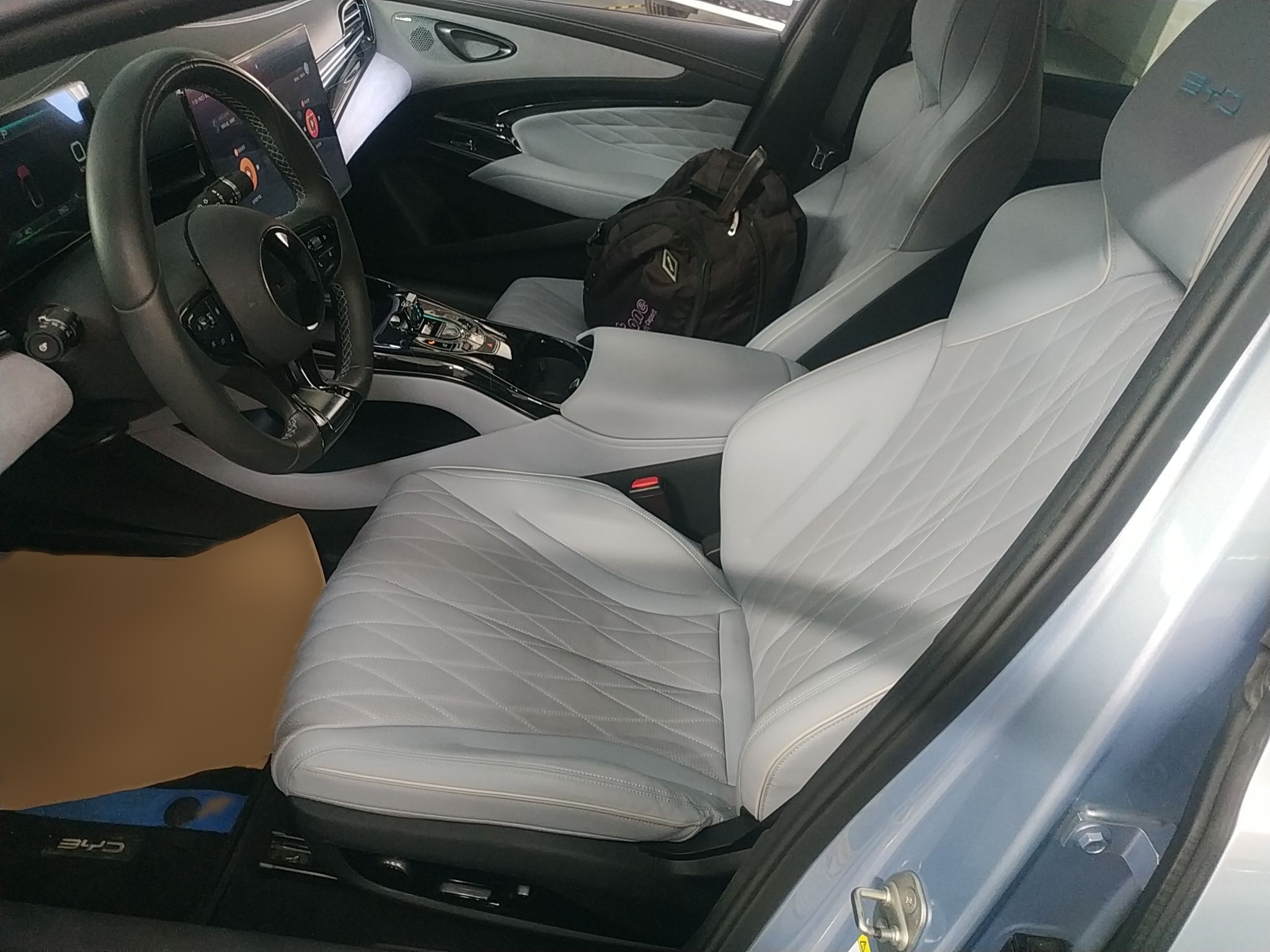 المقاعد الأمامية داخل السيارة