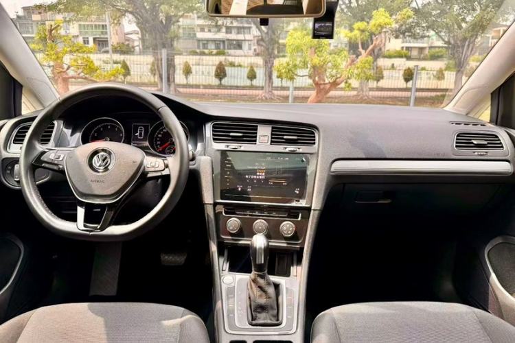 Used Volkswagen Golf 2020 Zhiai Edition 200TSI DSG Comfortable & Ambitious Version Interior 3
