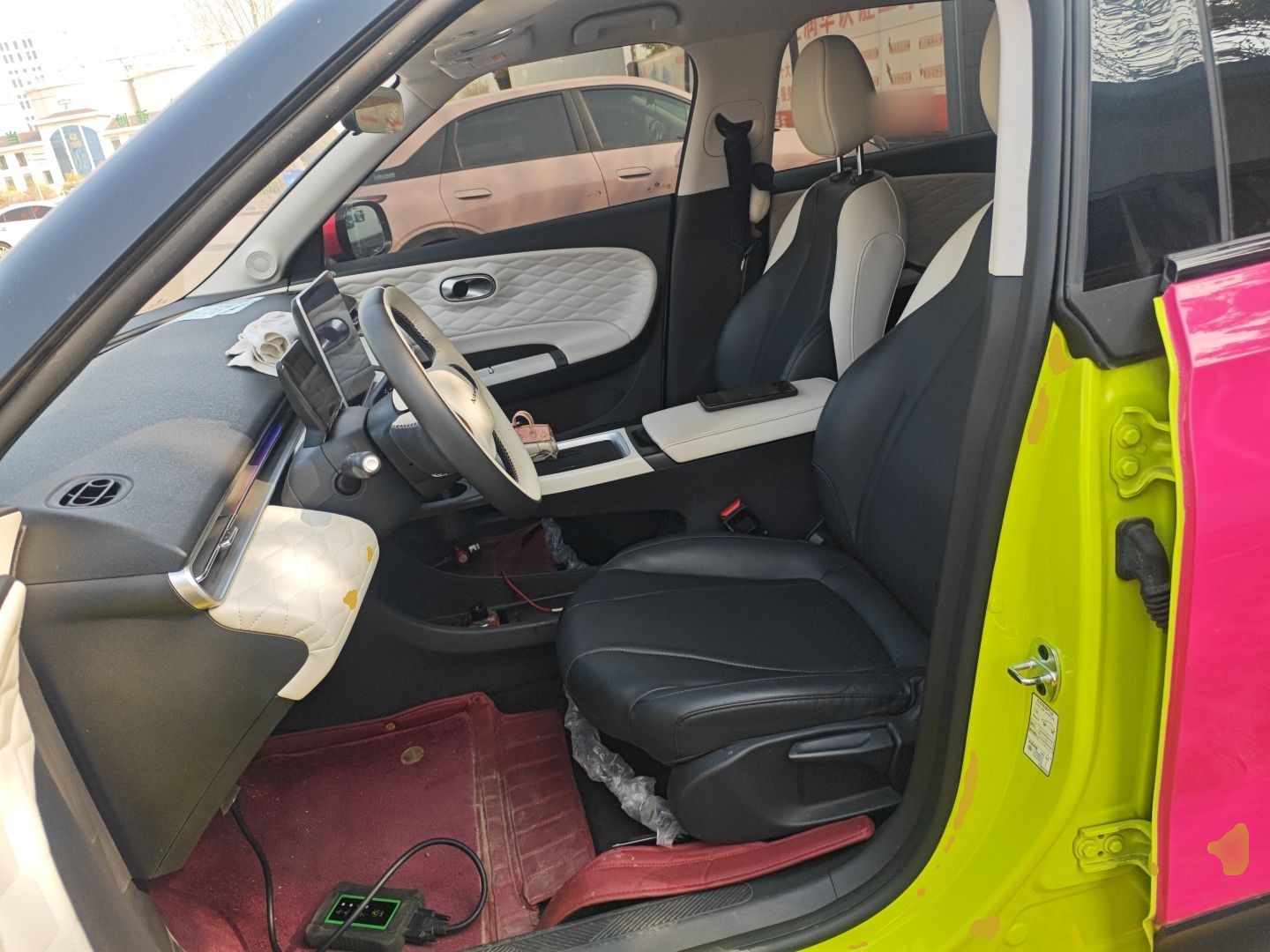 المقاعد الأمامية داخل السيارة