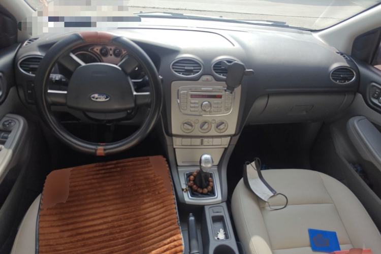 Used Ford Focus 2013 Hatchback Classic 1.8L Manual Base Model Center Console