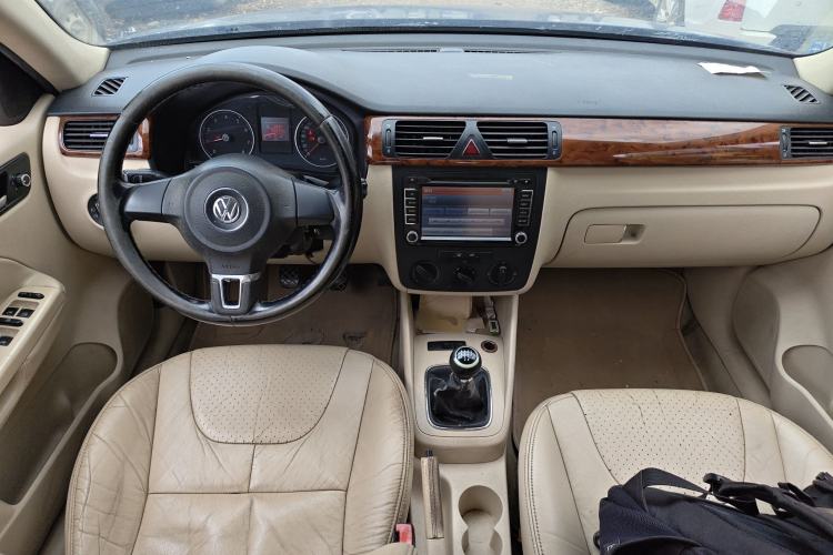 Used Volkswagen Bora 2012 1.6L Manual Comfort Model Center Console