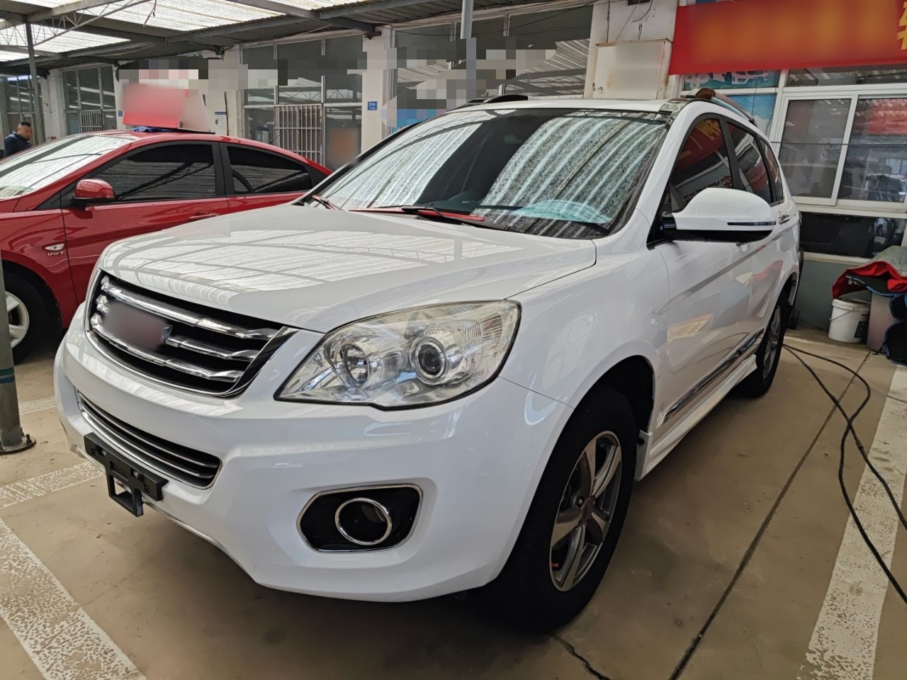 Под передней частью автомобиля