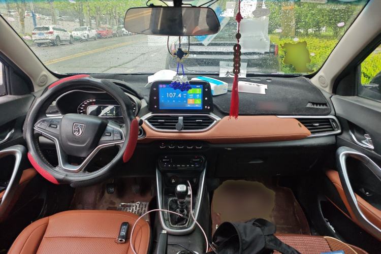 Used Baojun 510 2017 1.5L Manual Luxury Model Center Console