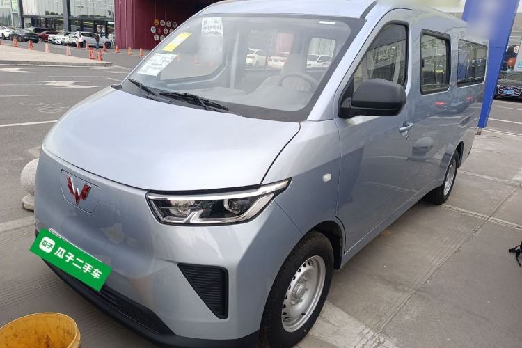 Used Wuling Yangguang 2024 300KM Comfort Version Passenger Van 75kW