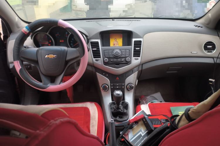 Used Chevrolet Cruze 2013 1.6L SE MT Center Console