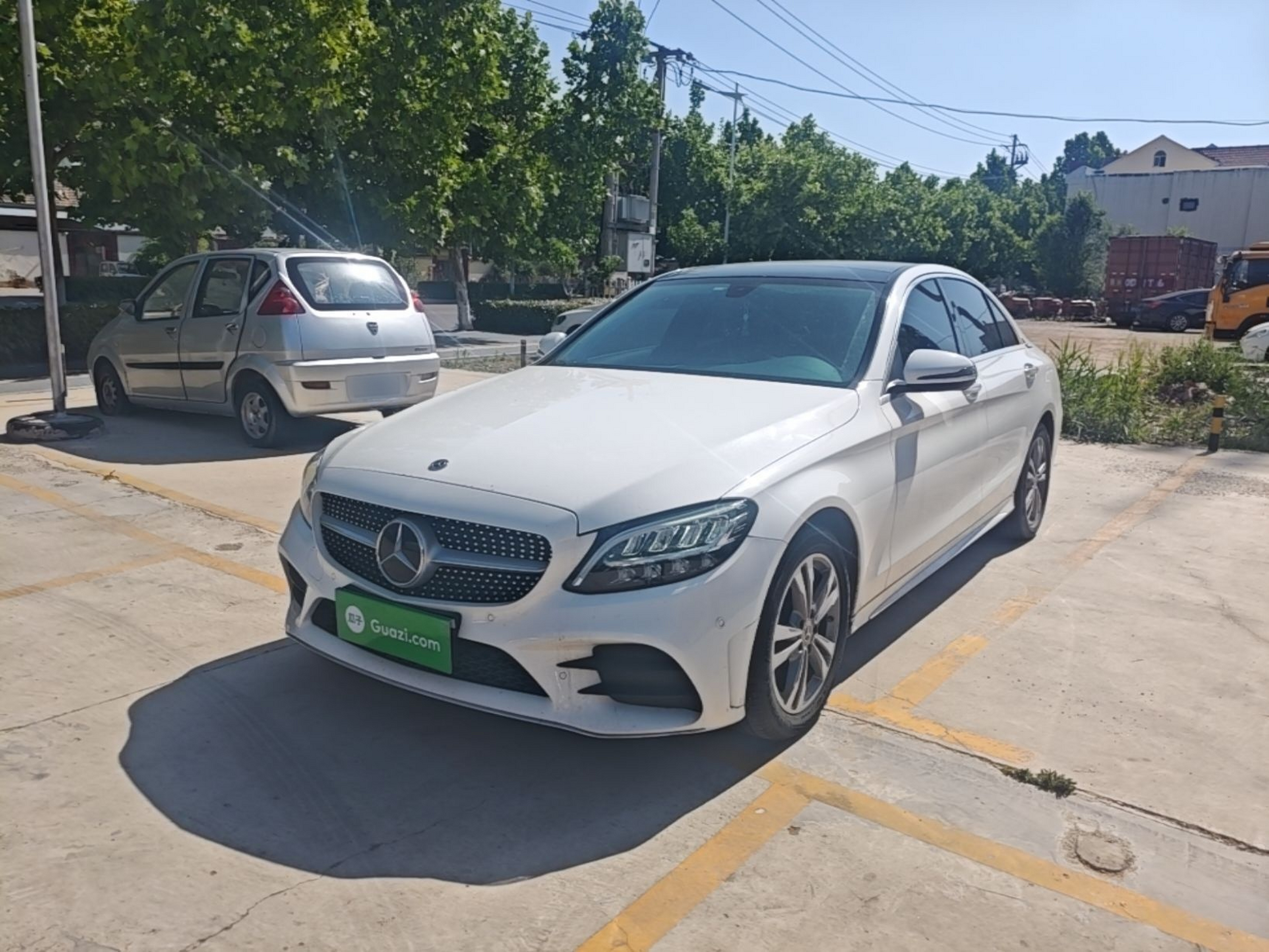 Под передней частью автомобиля