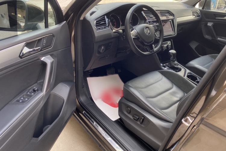 Used Volkswagen Tiguan L 2018 Facelift 330TSI Automatic Two-Wheel Drive Luxury Edition Interior 2