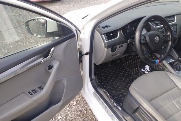 Used Skoda Octavia 2015 1.6L Manual Yijun Edition Driver Seat