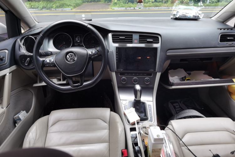 Used Volkswagen Golf 2015 1.4TSI Automatic Luxury Model Center Console