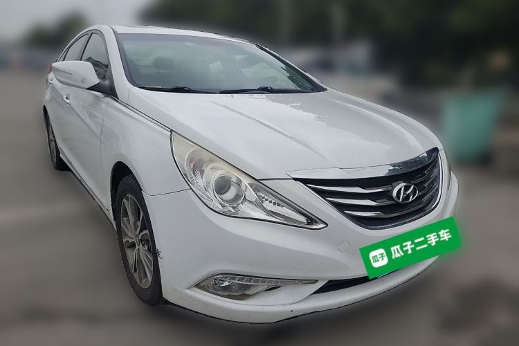 Used Hyundai Sonata 2015 Classic 2.0L Automatic Luxury Edition Front Right 45 Deg