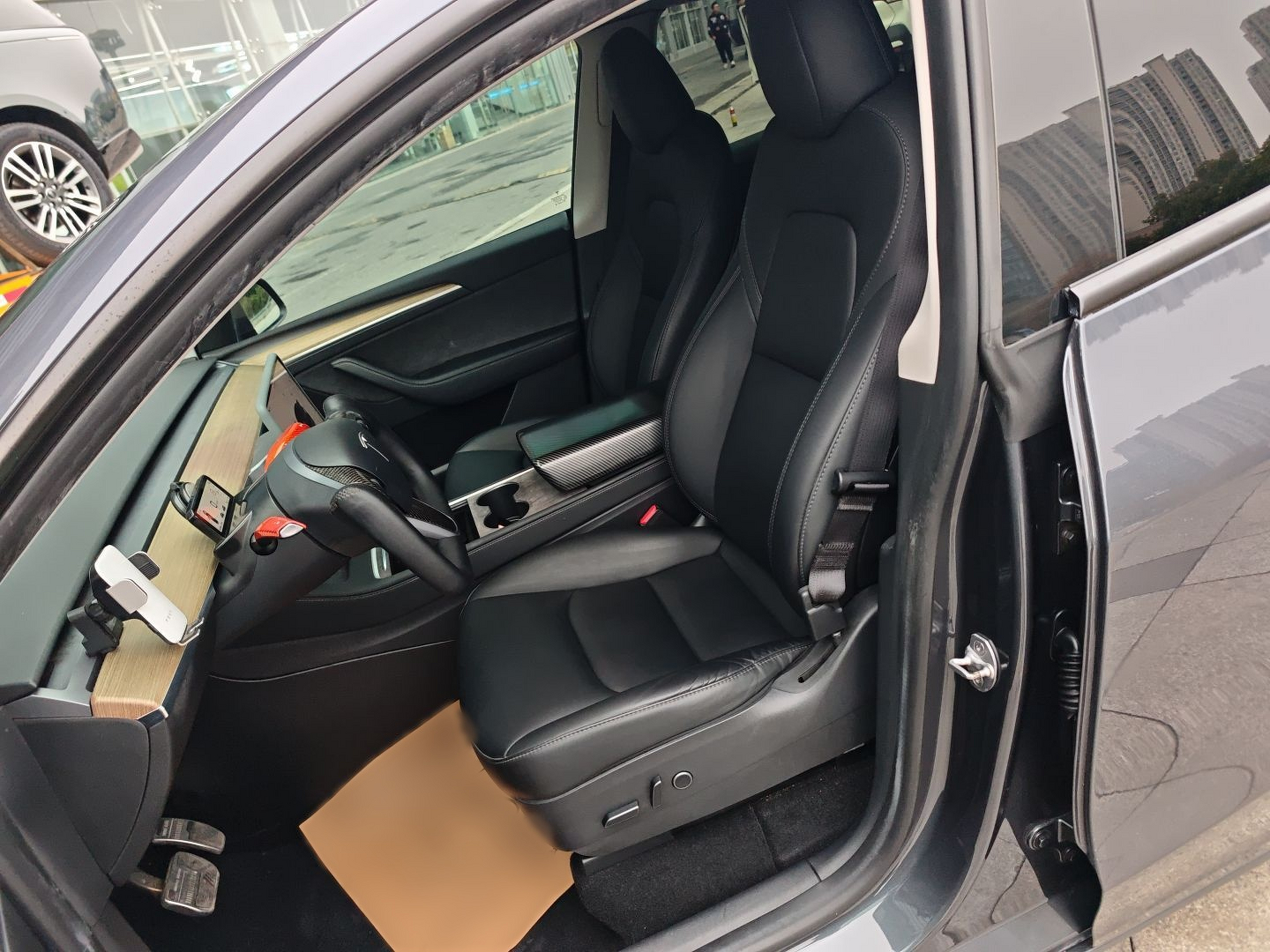 Переднее сиденье в автомобиле