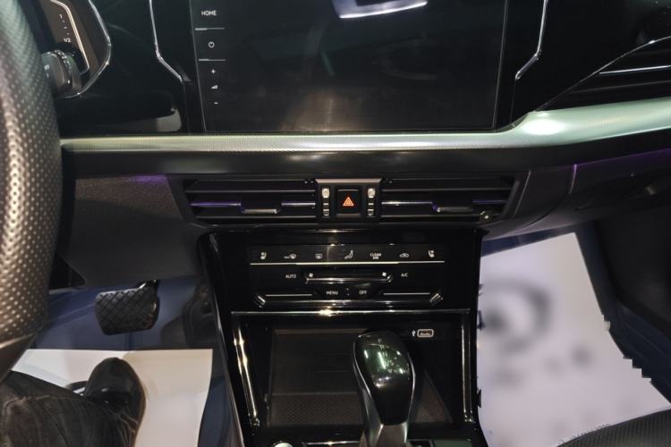 Used Volkswagen Passat 2022 330TSI Starry Luxury Edition Audio And AC Panel