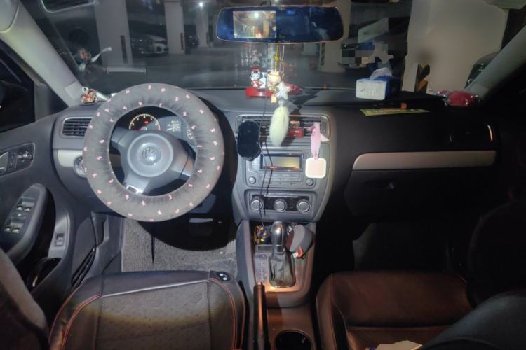 Used Volkswagen Sagitar 2014 1.6L Automatic Comfort Model Center Console
