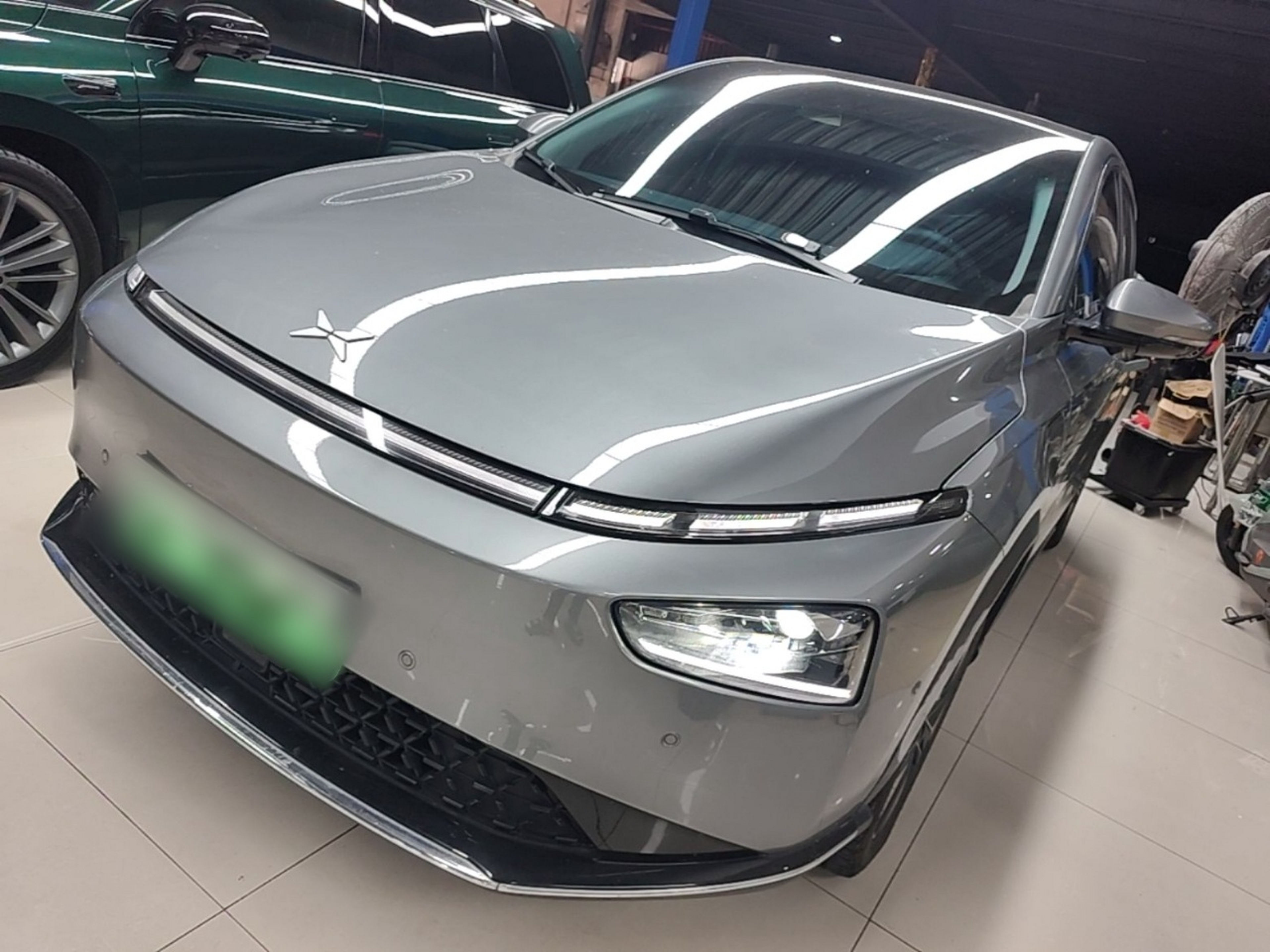 Под передней частью автомобиля
